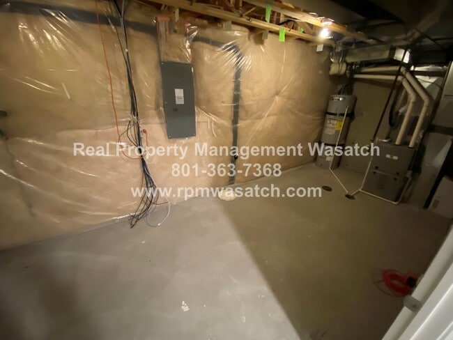 Building Photo - Beautiful 3 Bed, 4 Bath Townhome with 2-ca...