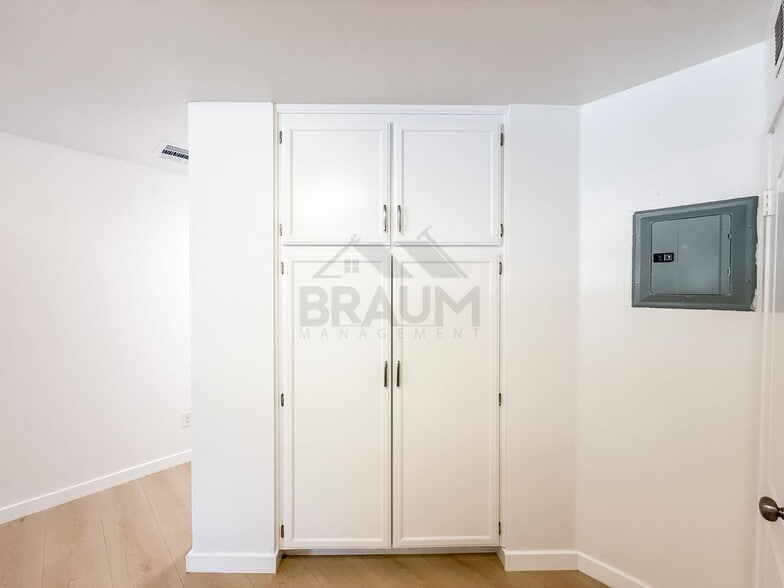 Building Photo - 7323 Winnetka Ave