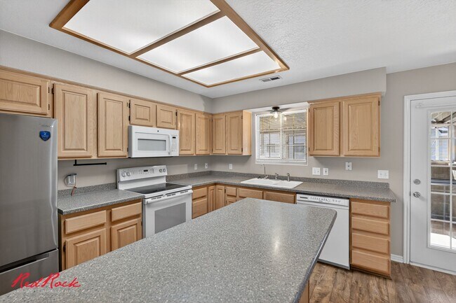 Building Photo - Conveniently Located 3 Bedroom Townhome