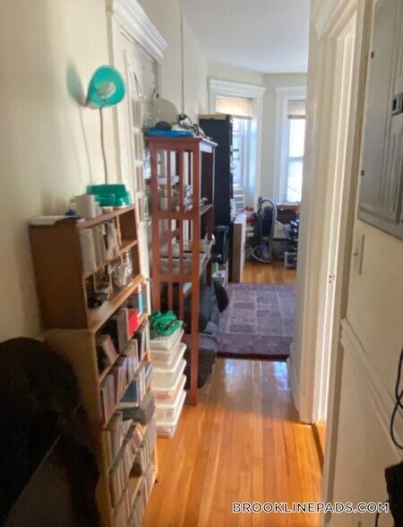 Building Photo - 352 Riverway