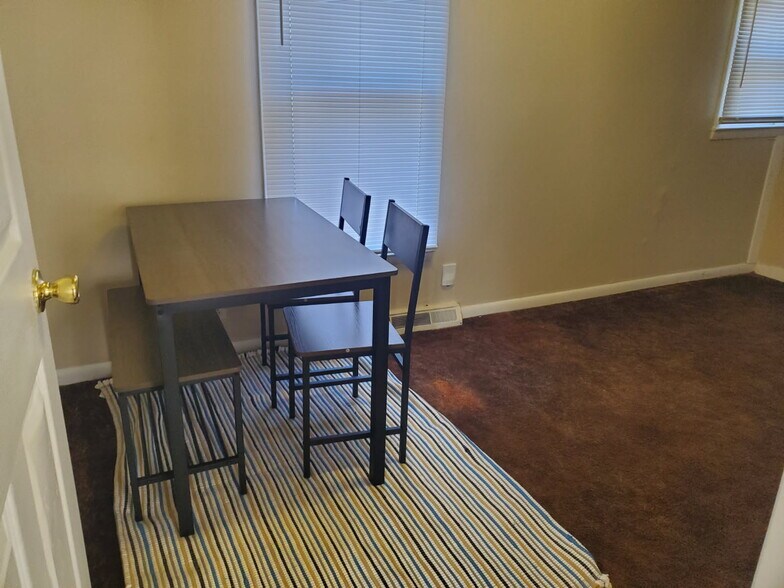 Building Photo - 528 W 4th St