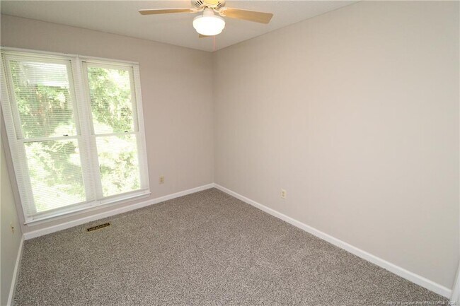 Building Photo - 118 Planetree Ln