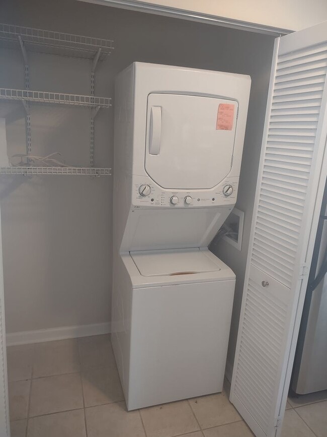 Building Photo - 2 Bedroom 1 Bath Condo in the Cottages of ...