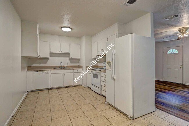 Building Photo - 2334 Ollie Dr