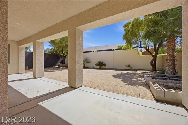 Building Photo - 2765 Struan Ave