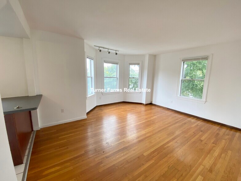 Building Photo - 87 Sheridan St