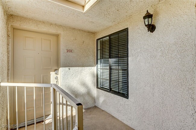 Building Photo - 2633 Durango Dr