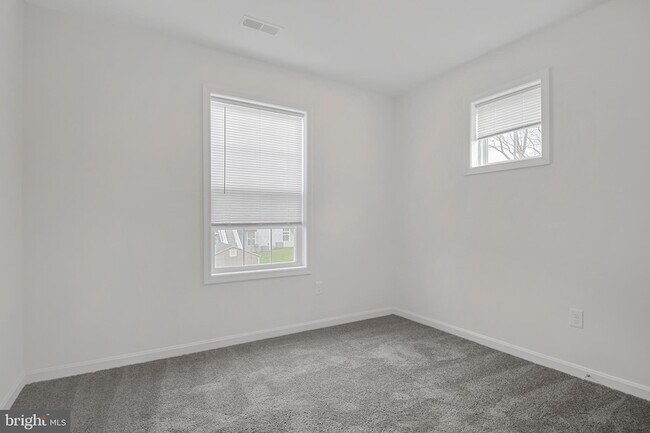 Building Photo - 2801 Pinewood Ln