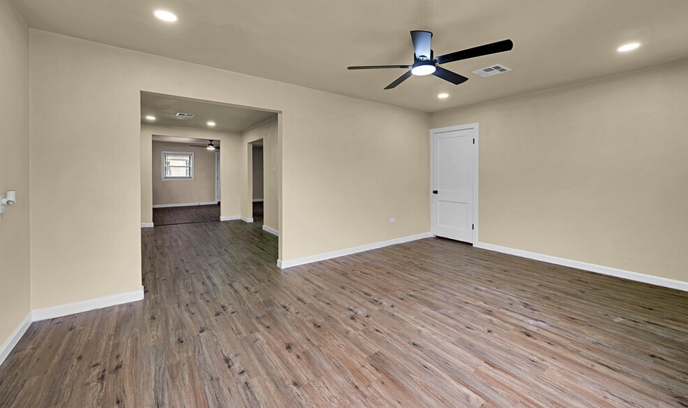 Building Photo - 3225 Edmond Ave