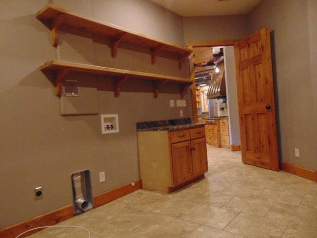 Building Photo - Majestic 3 Bed Mid MO Ranch!
