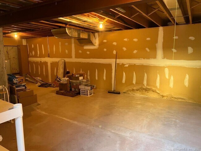 Building Photo - 1302 Summer Hill Dr