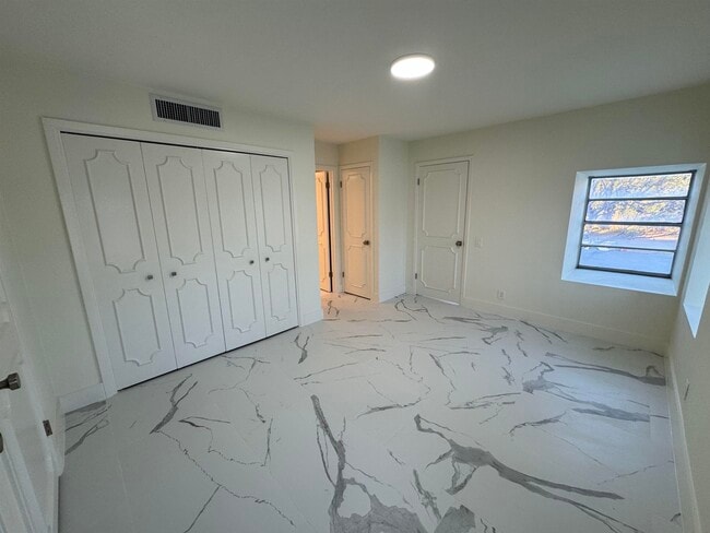 Building Photo - 13 Royale Cir