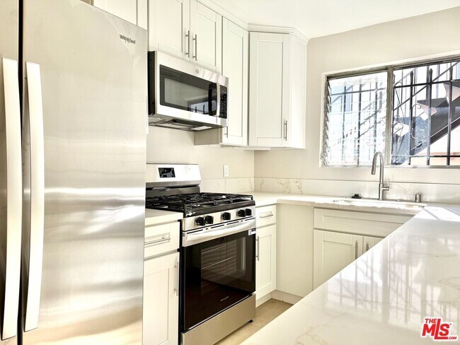 Building Photo - 925 S Holt Ave