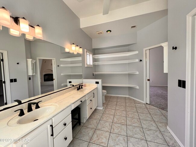 Building Photo - 10123 N Alder Spring Dr