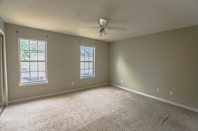 Building Photo - 2012 Briar Ct