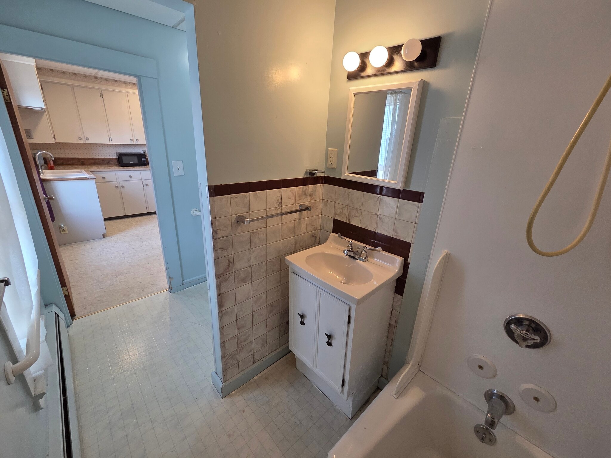 Bathroom - 85 Pierce St