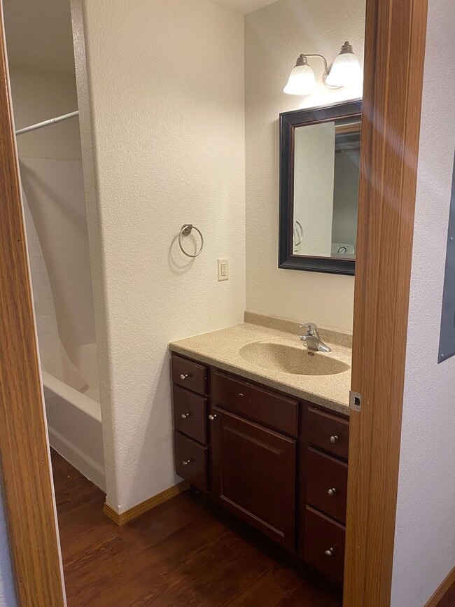 Building Photo - Lower 2 Bedroom /1 Bath Apartment! Appliances Included!