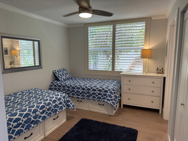 Building Photo - Gorgeous Updated Waterfront 2/2 Unfurnishe...