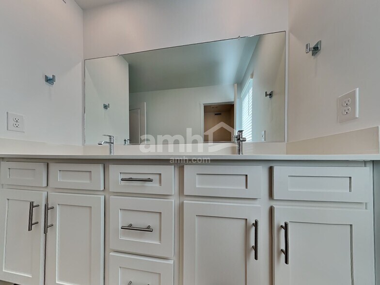 Building Photo - 9623 Harkes Dr