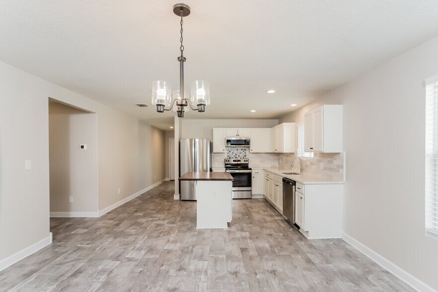 Building Photo - 8963 Oakwood Park