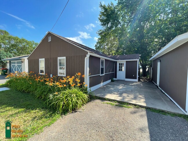 Building Photo - 2 Bedroom Home in Osseo