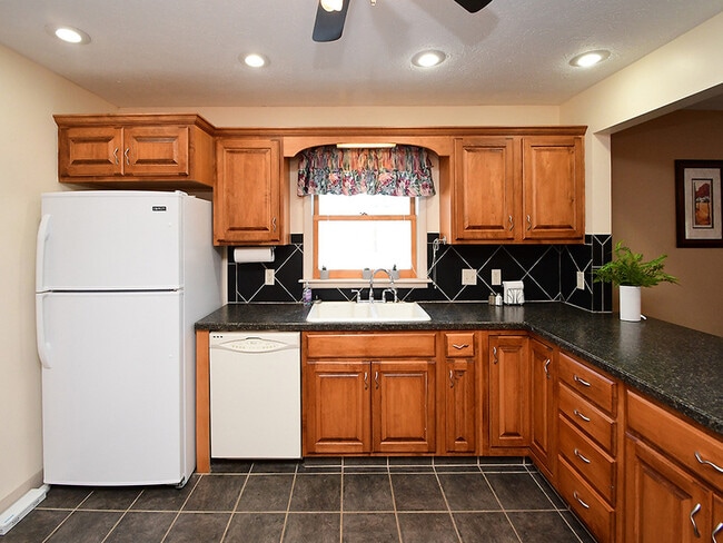 Building Photo - 705 E 9th St