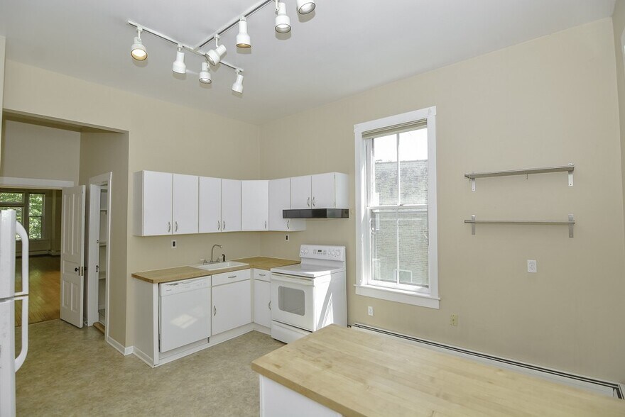 Building Photo - 1437 W Warner Ave