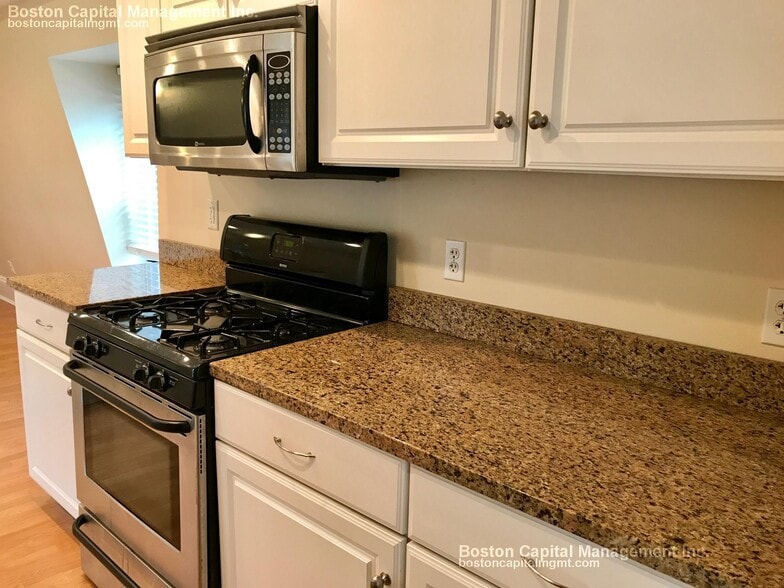 Building Photo - 674 Main St