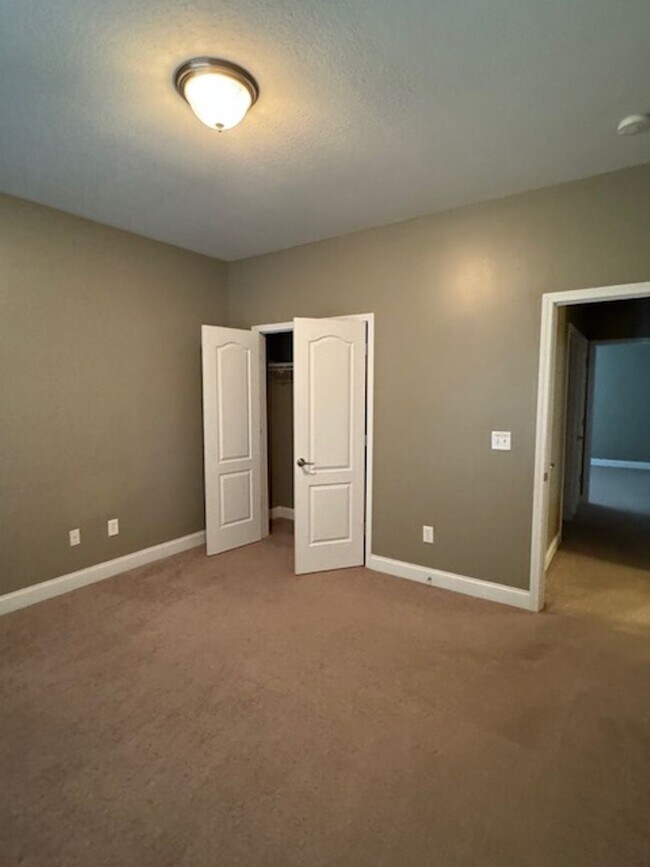 Building Photo - Brick Ranch - 3 Bedrooms & 2 Full baths wi...