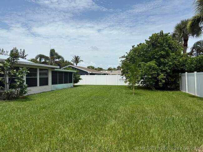 Building Photo - 1916 Coconut Dr