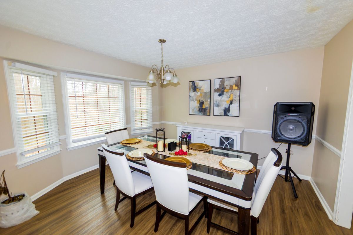 Building Photo - 917 Chartley Dr SW