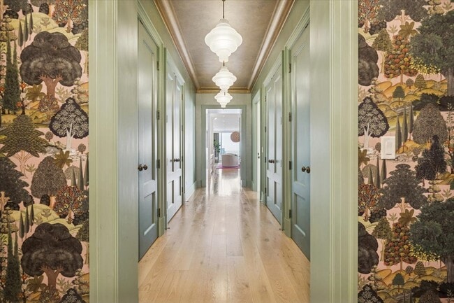 Building Photo - 9 W Walton St