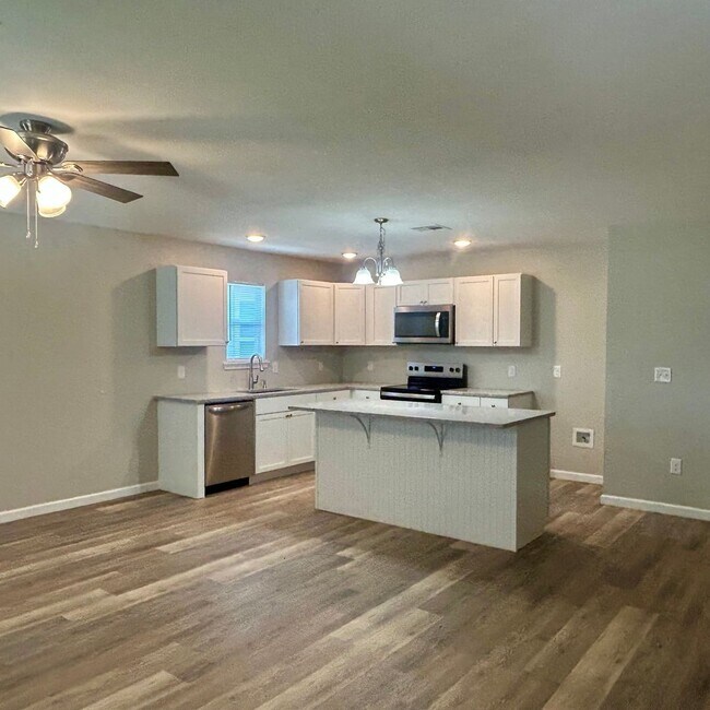 Building Photo - Welcome home to this beautifully designed 3-bedroom, 2 bath half duplex