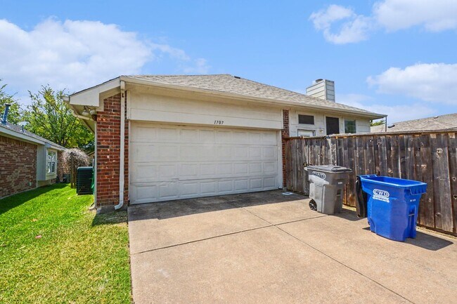 Building Photo - 1707 Briarhollow Dr