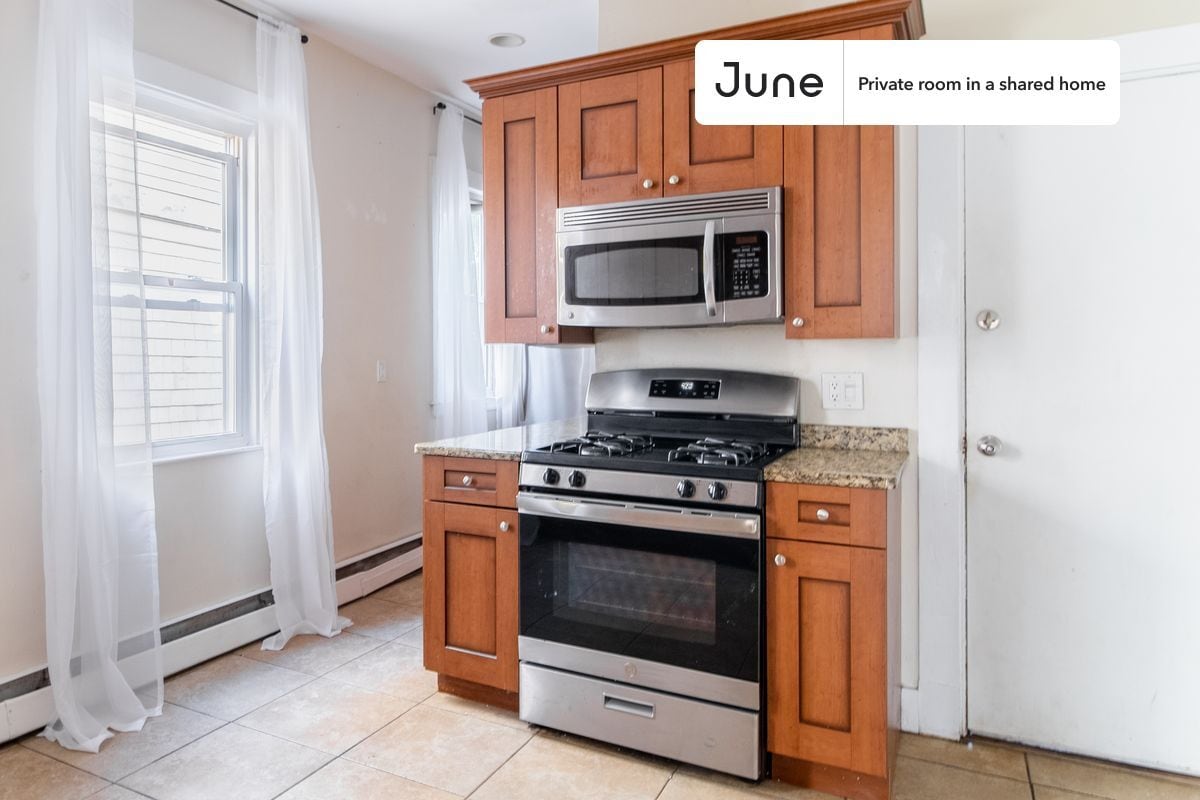 Building Photo - Room in Shared 5 bed/1 bath home in Mission Hill