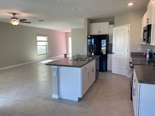Building Photo - 7031 Samuel Ivy Dr