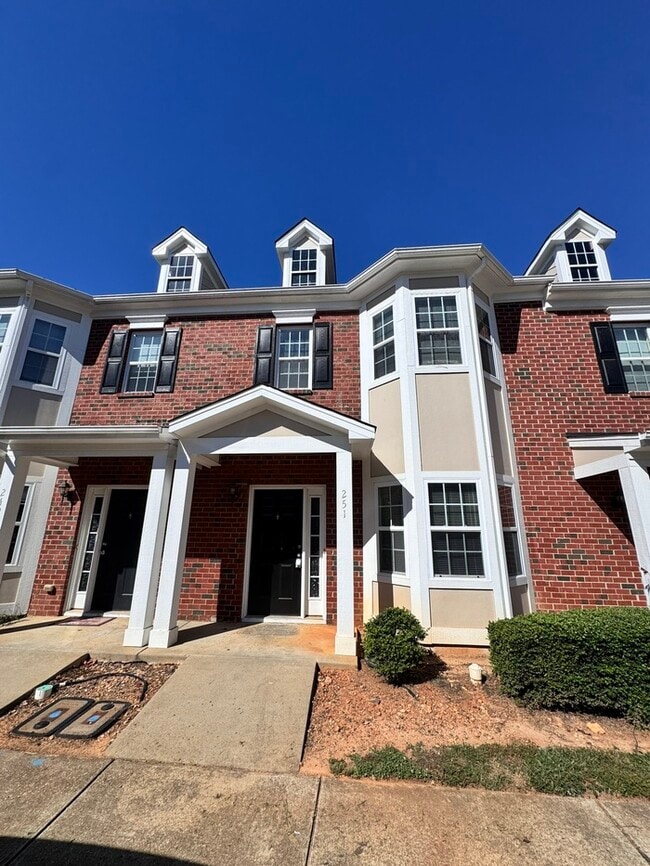 Building Photo - 2 Bed 2 Bath SPACIOUS Town Home! LOCATION ...