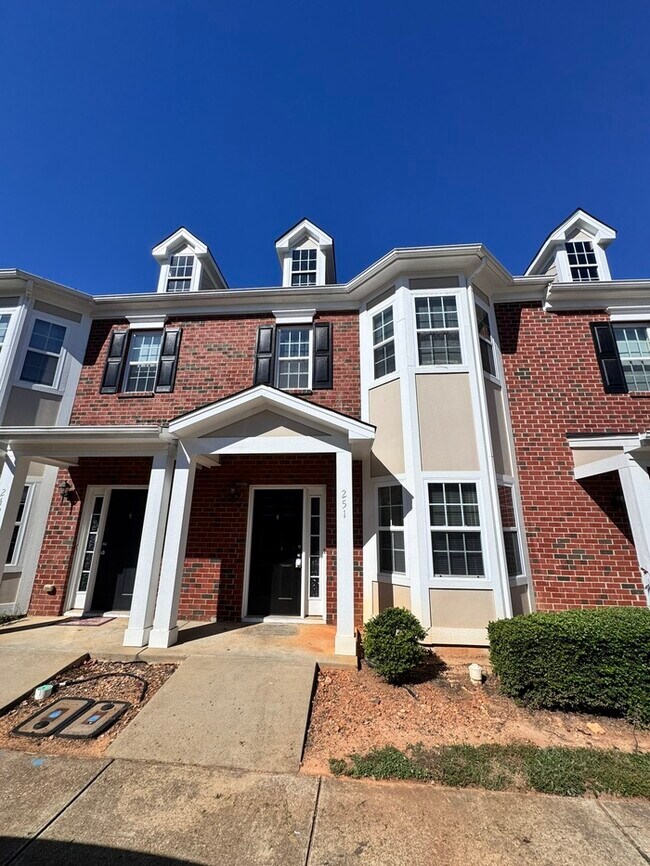 Building Photo - 2 Bed 2 Bath SPACIOUS Town Home! LOCATION LOCATION LOCATION!