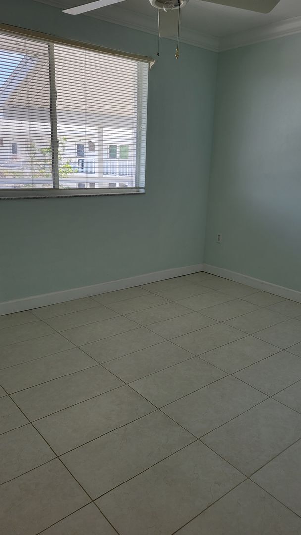 Building Photo - Annual UNfurnished top floor Bay front 2/2 condo with full views of Sarasota Bay