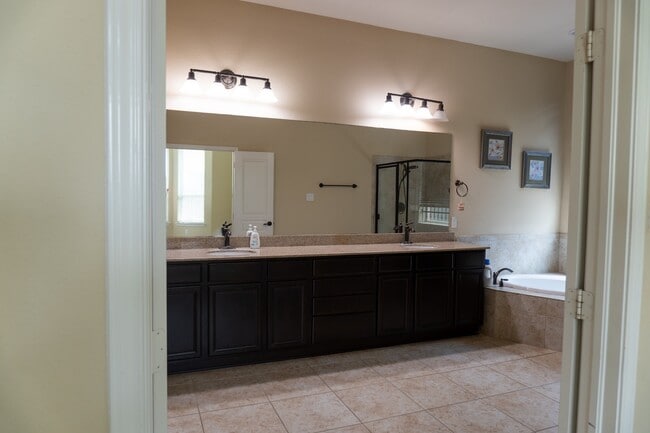 Building Photo - 25614 Somerset Meadows Ct
