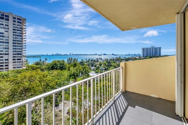 Building Photo - 11111 Biscayne Blvd