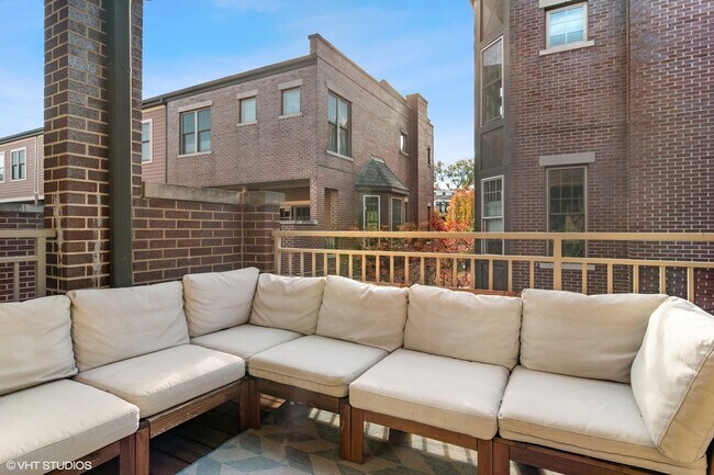 Building Photo - 3019 W Cornelia Ave