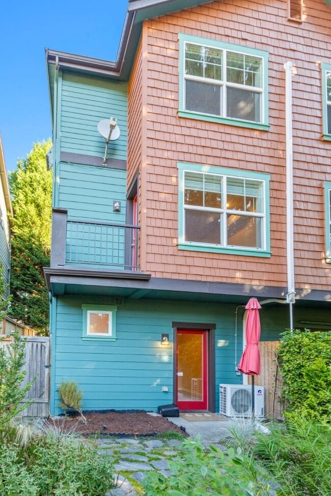 Building Photo - 3bd/2.25ba Seattle Townhouse