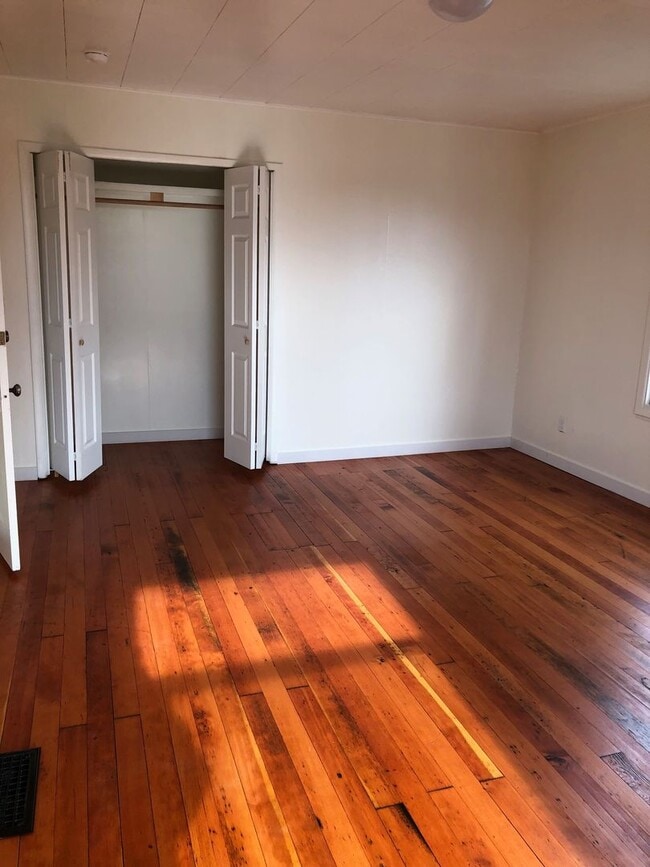 Building Photo - Stately Beauty with 3BR 1.5BA