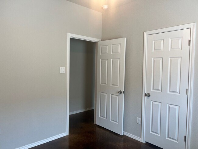 Building Photo - Luxury Duplex in Seguin