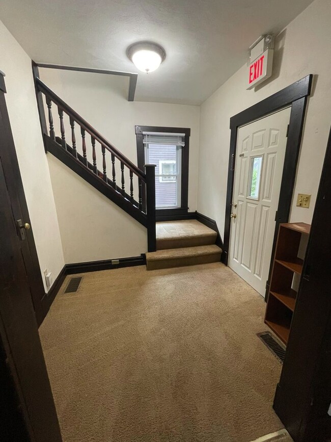 Building Photo - 117 E Davis Ave