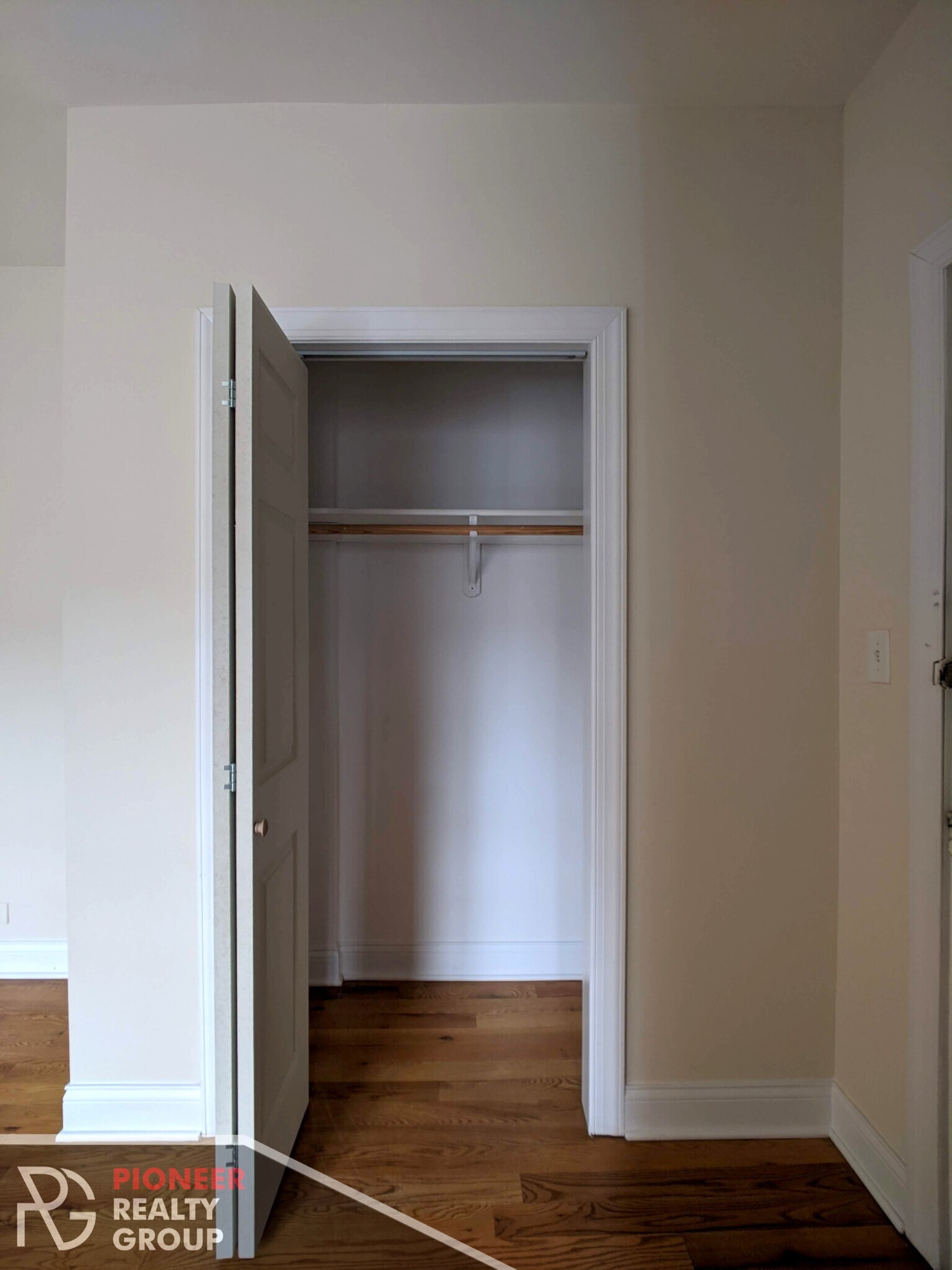 Building Photo - 953 W Cornelia Ave