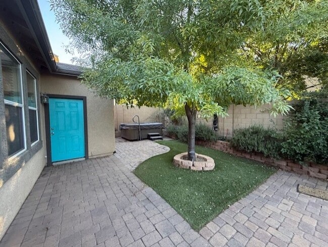 Building Photo - Reduced!!!  Beautiful 2-bedroom 2 Bath with Den in Mountain Gate Contact Property Pros