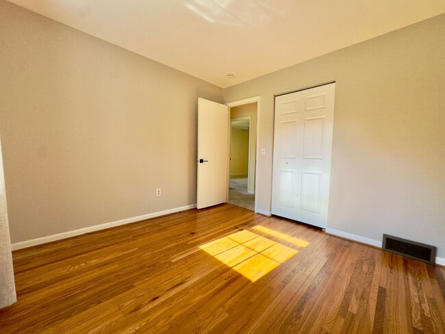 Building Photo - 5247 Silvertown Dr
