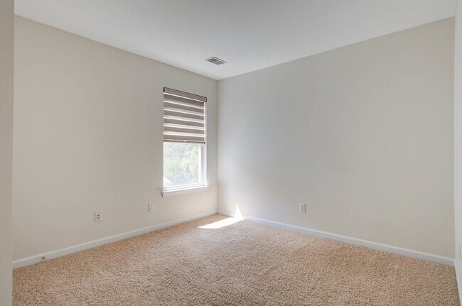 Building Photo - 2217 Daniel Island Dr
